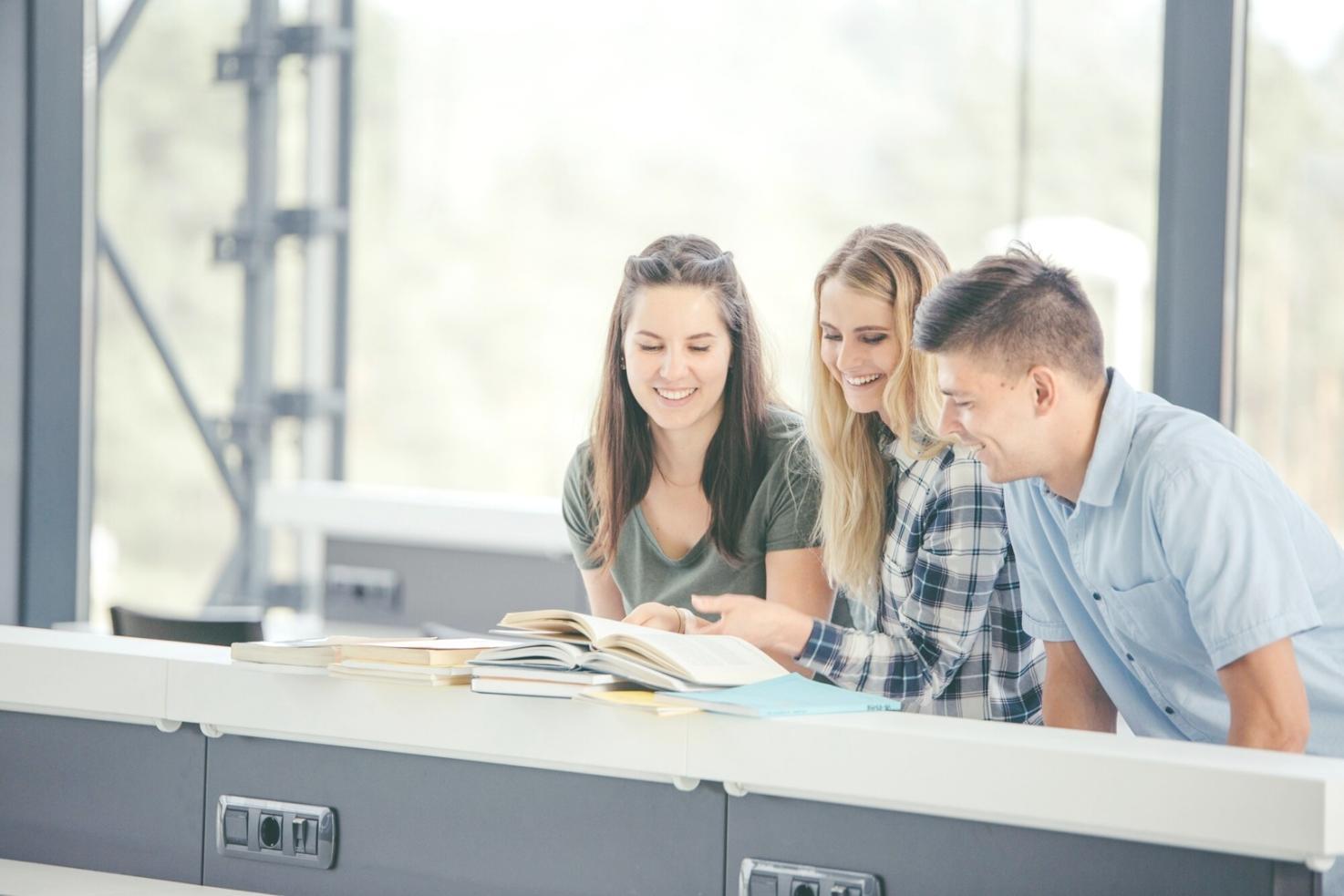 Finanzteam bei der strategischen Planung und Analyse von Geschäftszahlen